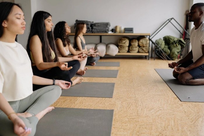 6 Benefits of Group Meditation